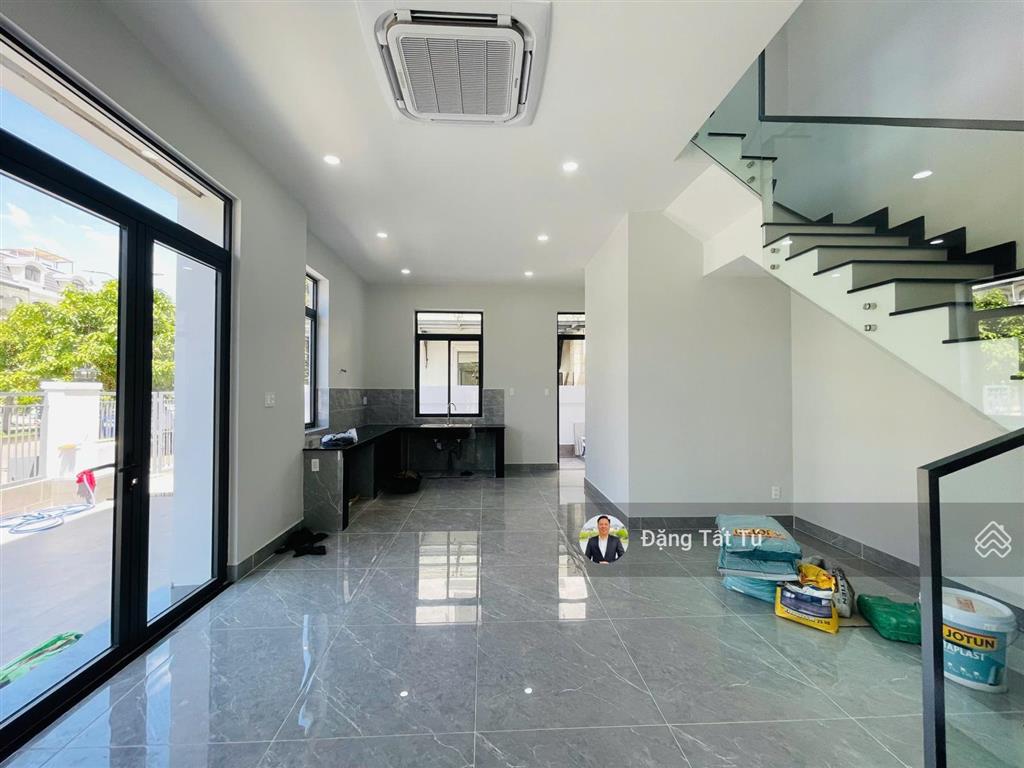 Cần cho thuê nhà phố góc hai mặt tiền view hồ, nhà đã hoàn thiện, vị trí đẹp giá 38tr/th