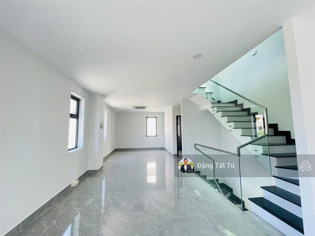 Cần cho thuê nhà phố góc hai mặt tiền view hồ, nhà đã hoàn thiện, vị trí đẹp giá 38tr/th
