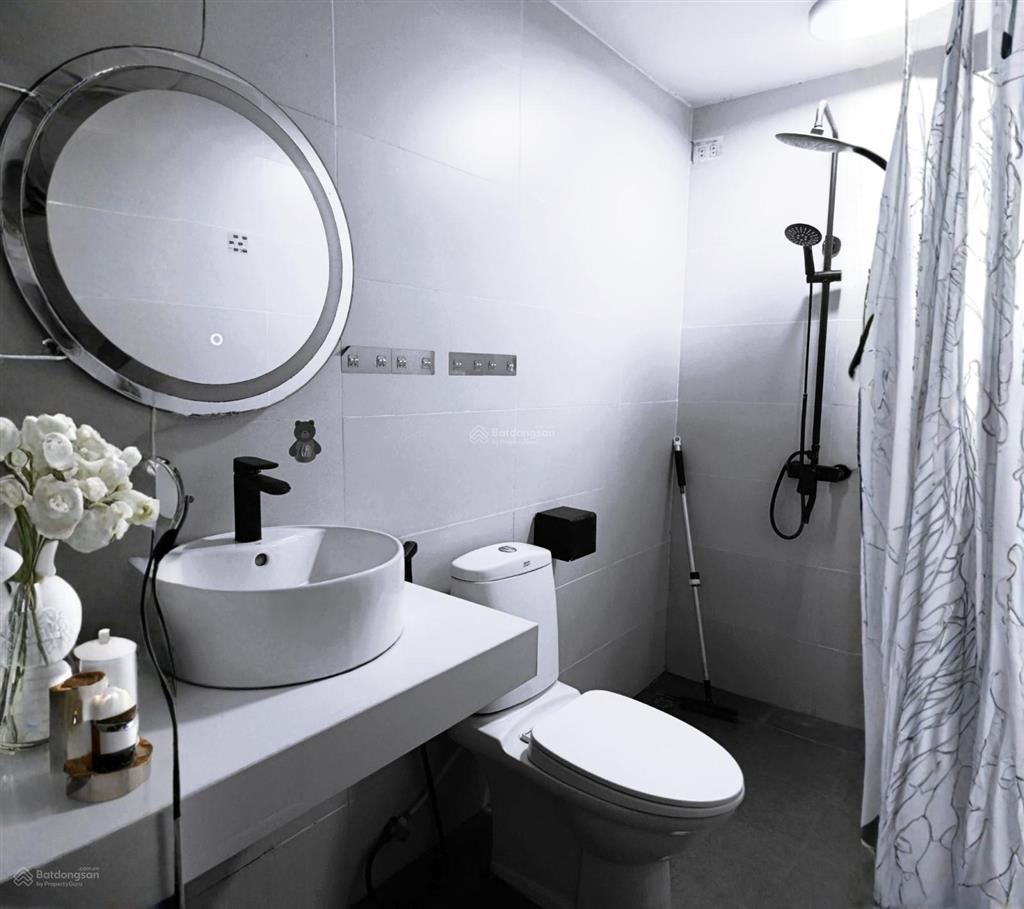 Cho thuê nhà phố trịnh công sơn  3 tầng 4pn  đi bộ 200m ra hồ tây  giá 16 tr/tháng