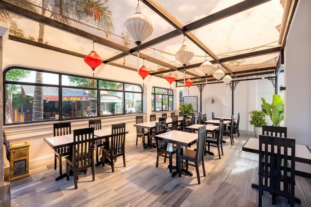 Bán gấp tòa khách sạn 2mt 1400m2 đẹp xuất sắc ngay sát phố cổ, hội an mặt tiền 40m dòng tiền 1,5 tỷ