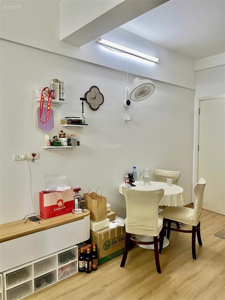 Cực hiếm. bán chung cư tc chính trị đg nguyễn văn cừ. 2 ngủ lô góc tầng đẹp. 3,85 tỉ. 0943 827 ***
