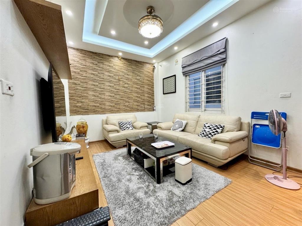 Bán nhà khu gia thụy, dân xây 4 tầng phố nguyễn văn cừ. 50m2 lô góc tổng 4pn. 8,5 tỷ. 0943 827 ***