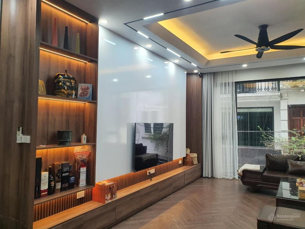 Bán nhà đẹp dân xây 5 tầng phố bồ đề. dt 50m, oto vào nhà, cách 3 nhà ra hồ. 11,8 tỉ. 0943 827 ***
