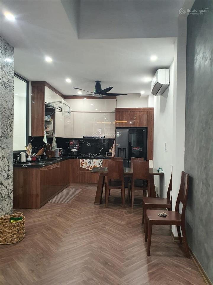 Bán nhà đẹp dân xây 5 tầng phố bồ đề. dt 50m, oto vào nhà, cách 3 nhà ra hồ. 11,8 tỉ. 0943 827 ***