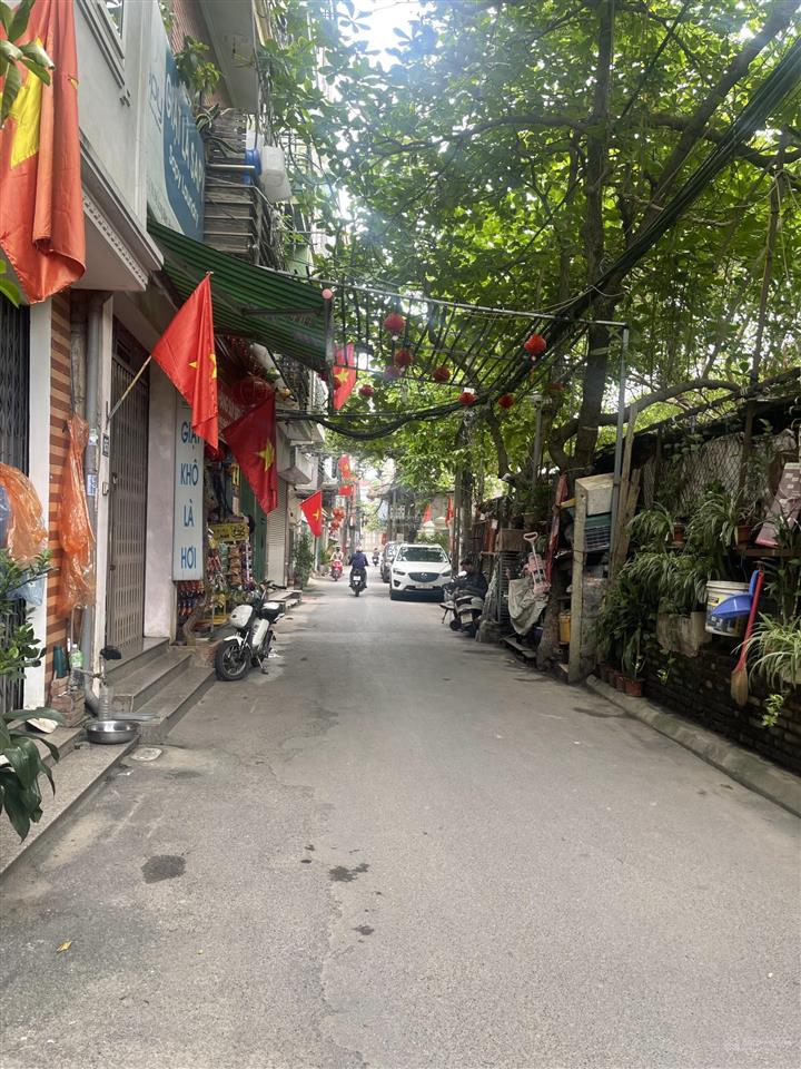 Bán nhà đẹp dân xây 5 tầng phố bồ đề. dt 50m, oto vào nhà, cách 3 nhà ra hồ. 11,8 tỉ. 0943 827 ***