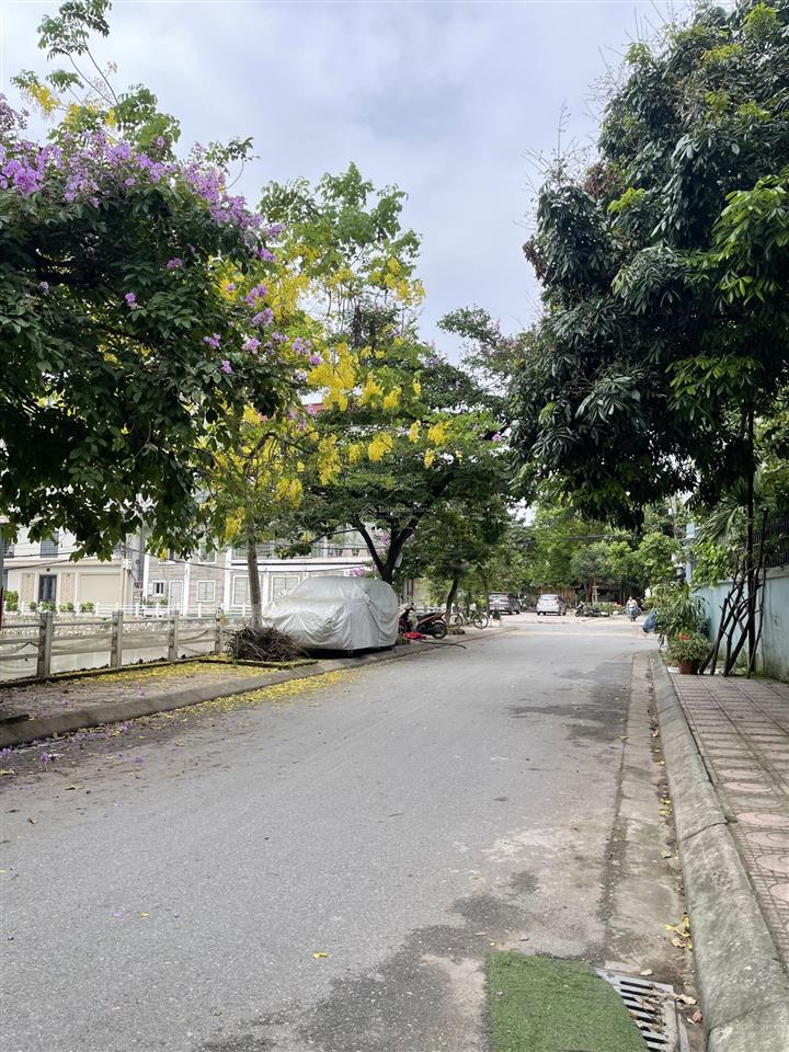 Bán đất mặt hồ ngọc thụy. 52m mt 4,9m. oto tránh chạy vòng quanh hồ. chủ f0. giá 14 tỉ. 0943 827 ***