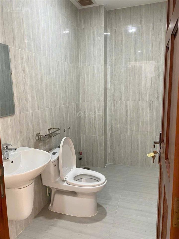 Cho thuê gấp nhà mt 2a hoa lan, phường 2, quận phú nhuận thông ra phố ẩm thực phan xích long.