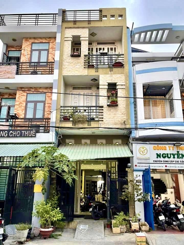 Bán nhà mặt tiền 3 tầng khu tên lửa