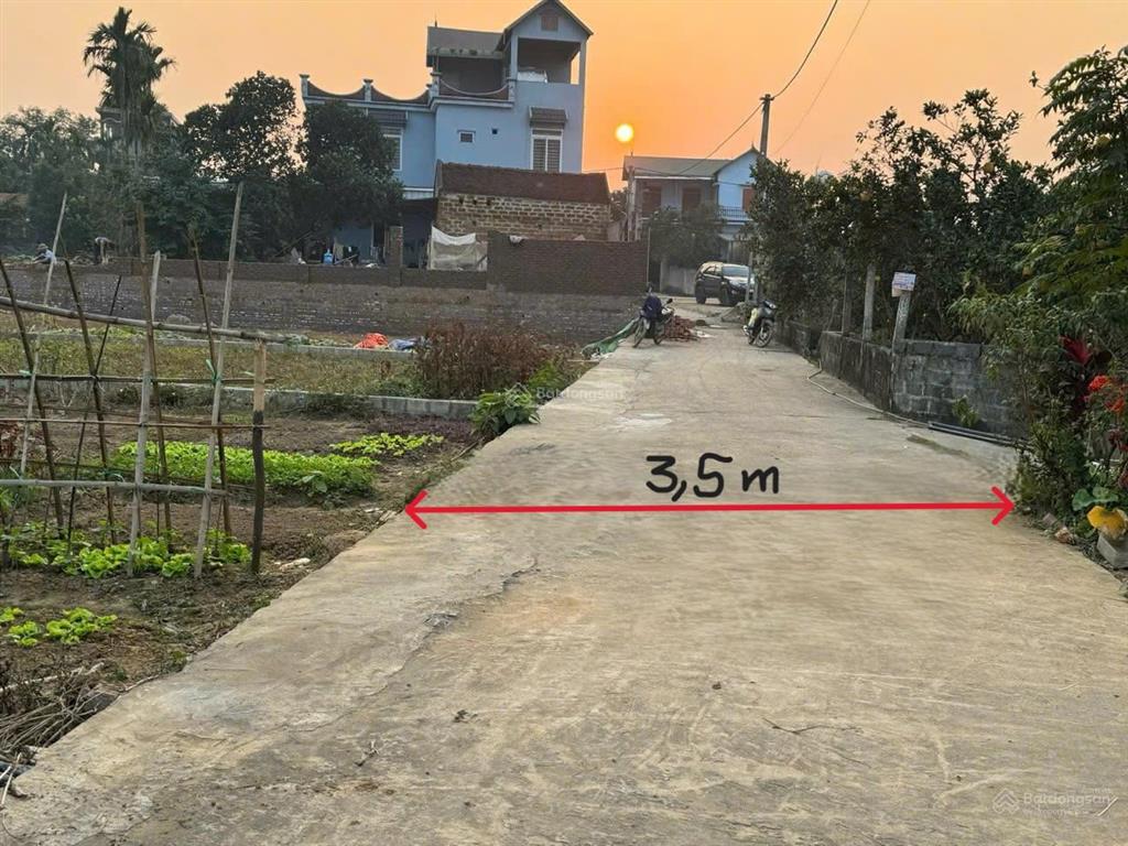 Cần bán đất tại thôn 2 xã phú cát, hà nội, full thổ cư