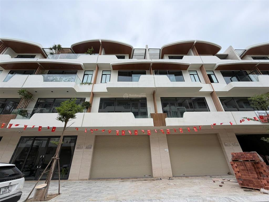 Bán căn 4,5 tầng giá cực giá hời khu, dtsd 390m  đường hóa sơn 8, đường 11,5m, cách sông hàn 100m