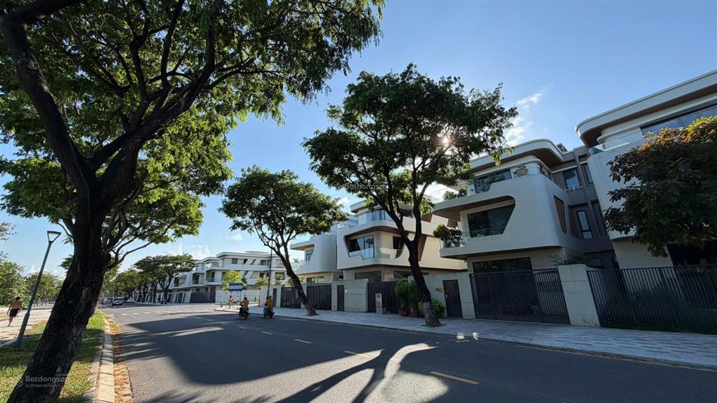 Biệt thự shb mặt sông  đ. thăng long  293m2, 3 tầng cắt lỗ gấp giá cực kỳ rẻ  cách downtown 300m