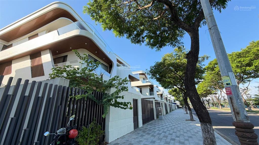 Biệt thự shb mặt sông  đ. thăng long  293m2, 3 tầng cắt lỗ gấp giá cực kỳ rẻ  cách downtown 300m