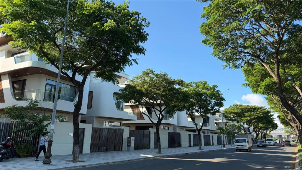 Biệt thự shb mặt sông  đ. thăng long  293m2, 3 tầng cắt lỗ gấp giá cực kỳ rẻ  cách downtown 300m