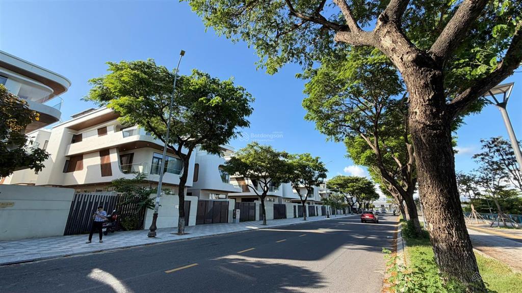 Biệt thự shb mặt sông  đ. thăng long  293m2, 3 tầng cắt lỗ gấp giá cực kỳ rẻ  cách downtown 300m