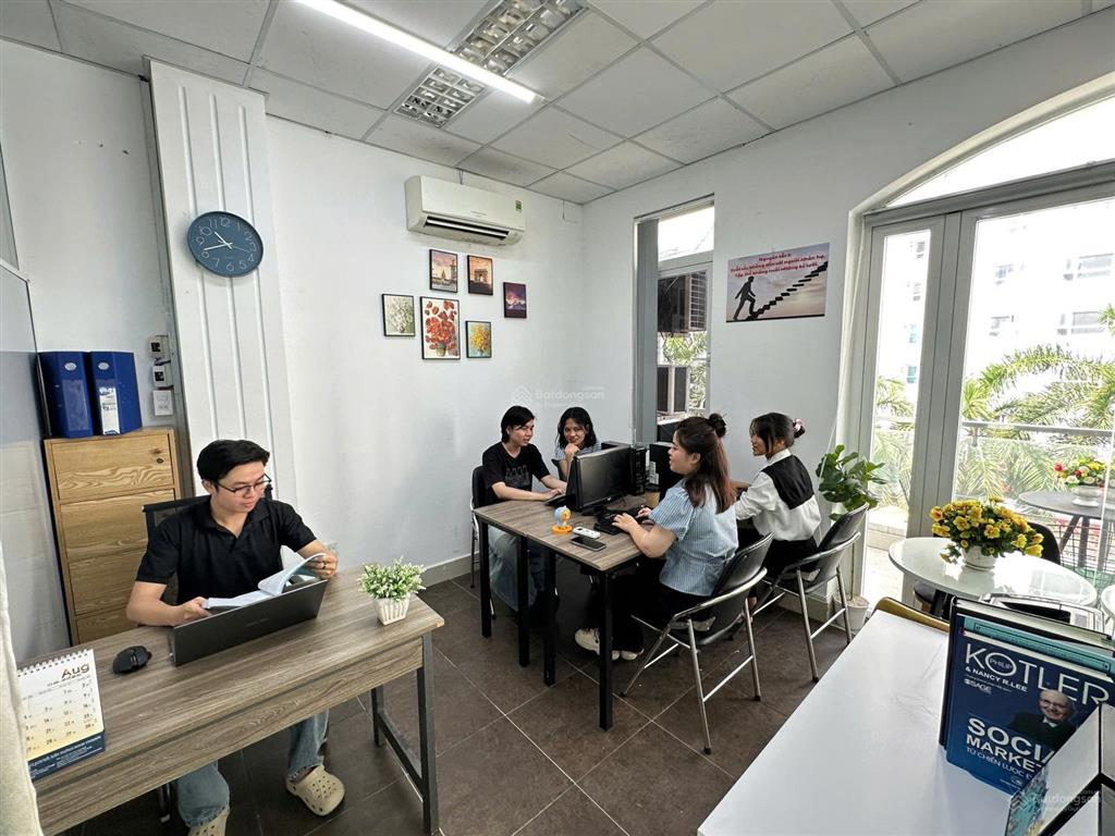 Văn phòng có ban công thông thoáng sẵn 05 bàn ghế giá 5 triệu/tháng