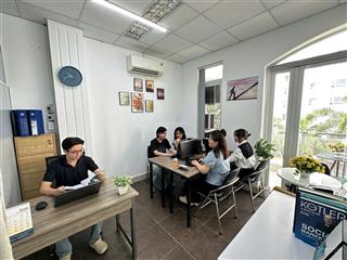 Văn phòng 5 người có cửa sổ thông thoáng sẵn 05 bàn, vào làm ngay