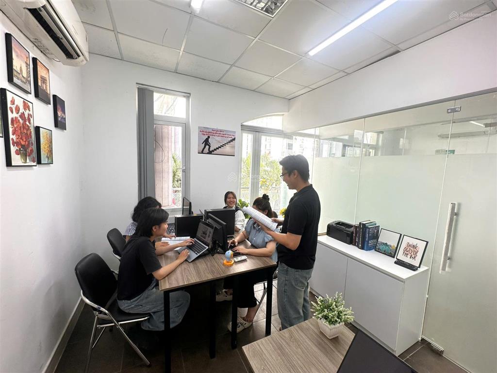 Văn phòng có ban công thông thoáng sẵn 05 bàn ghế giá 5 triệu/tháng