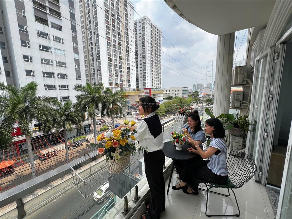 Văn phòng có ban công thông thoáng sẵn 05 bàn ghế giá 5 triệu/tháng