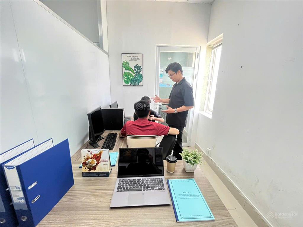 Văn phòng riêng giá trọn gói 3 triệu có cửa sổ, sẵn bàn ghế vào làm ngay