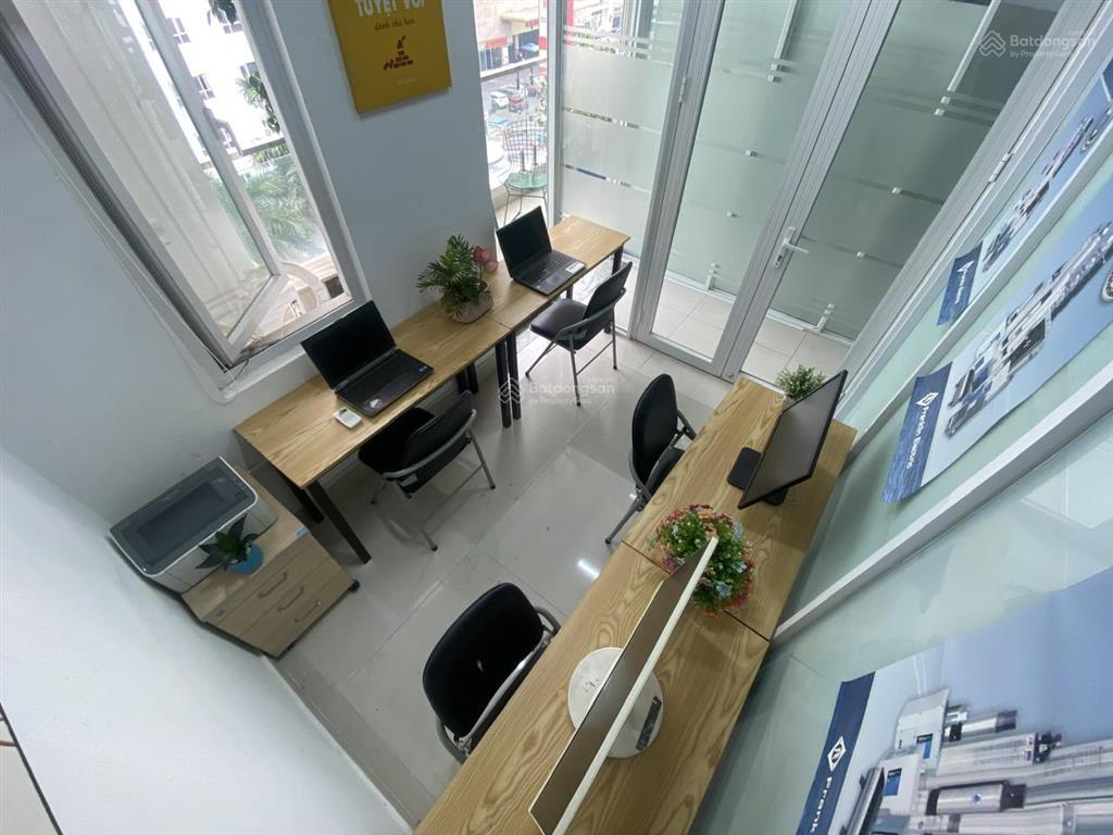Văn phòng sát ban công 10m2 cho 3 người  miễn phí đặt cọc thuê linh hoạt