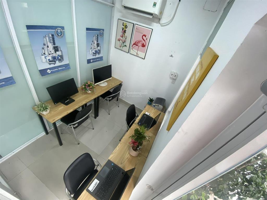 Văn phòng sát ban công 10m2 cho 3 người  miễn phí đặt cọc thuê linh hoạt