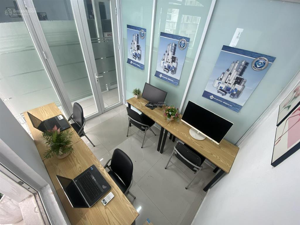 Văn phòng sát ban công 10m2 cho 3 người  miễn phí đặt cọc thuê linh hoạt