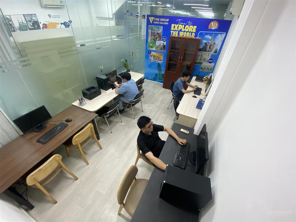 Phòng kính yên tĩnh cho nhóm 10 người, không gian sáng, làm việc thoải mái