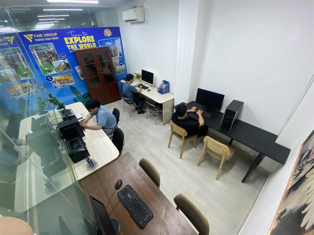 Phòng kính yên tĩnh cho nhóm 10 người, không gian sáng, làm việc thoải mái