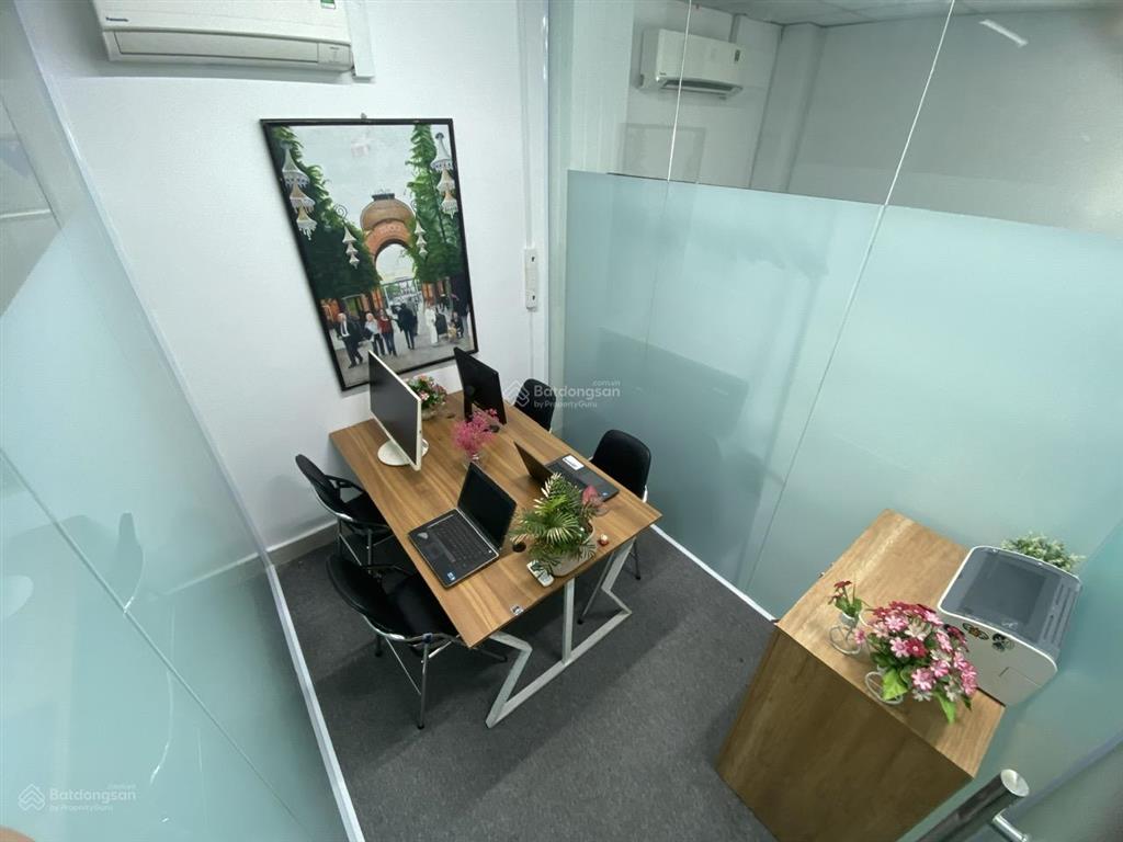 Văn phòng cho 4 người đã có sẵn bàn ghế, miễn phí đặt cọc, vào làm ngay