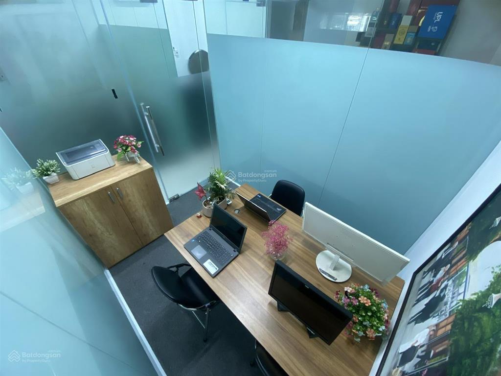 Văn phòng cho 4 người đã có sẵn bàn ghế, miễn phí đặt cọc, vào làm ngay