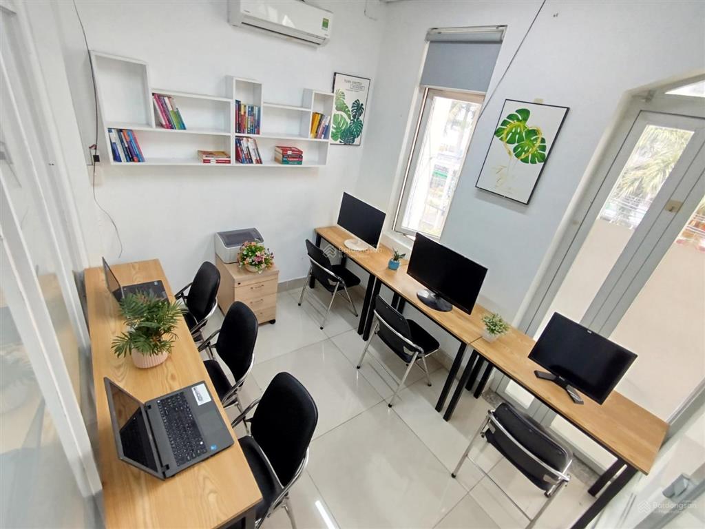 Văn phòng cho 4 người đã có sẵn bàn ghế, miễn phí đặt cọc, vào làm ngay