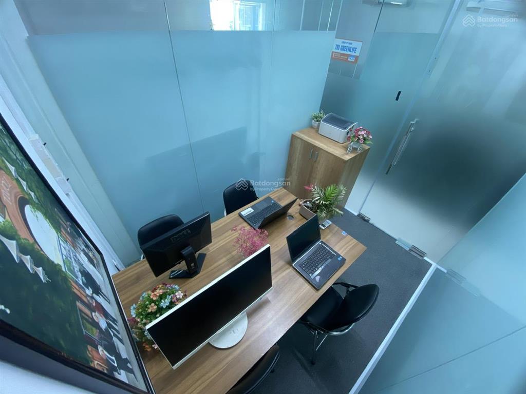 Văn phòng cho 4 người đã có sẵn bàn ghế, miễn phí đặt cọc, vào làm ngay