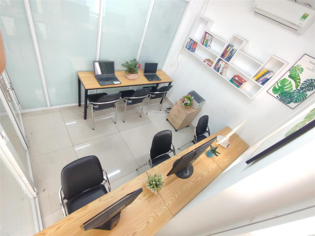 Văn phòng cho 4 người đã có sẵn bàn ghế, miễn phí đặt cọc, vào làm ngay