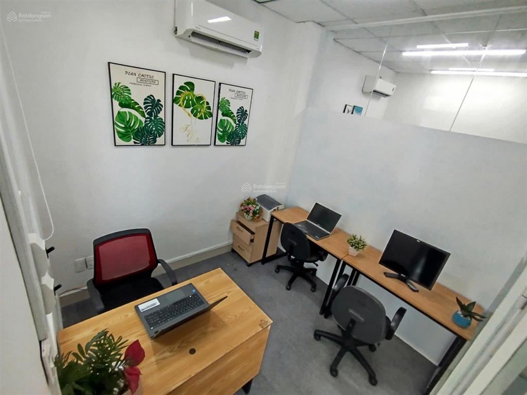 Văn phòng cho 4 người đã có sẵn bàn ghế, miễn phí đặt cọc, vào làm ngay
