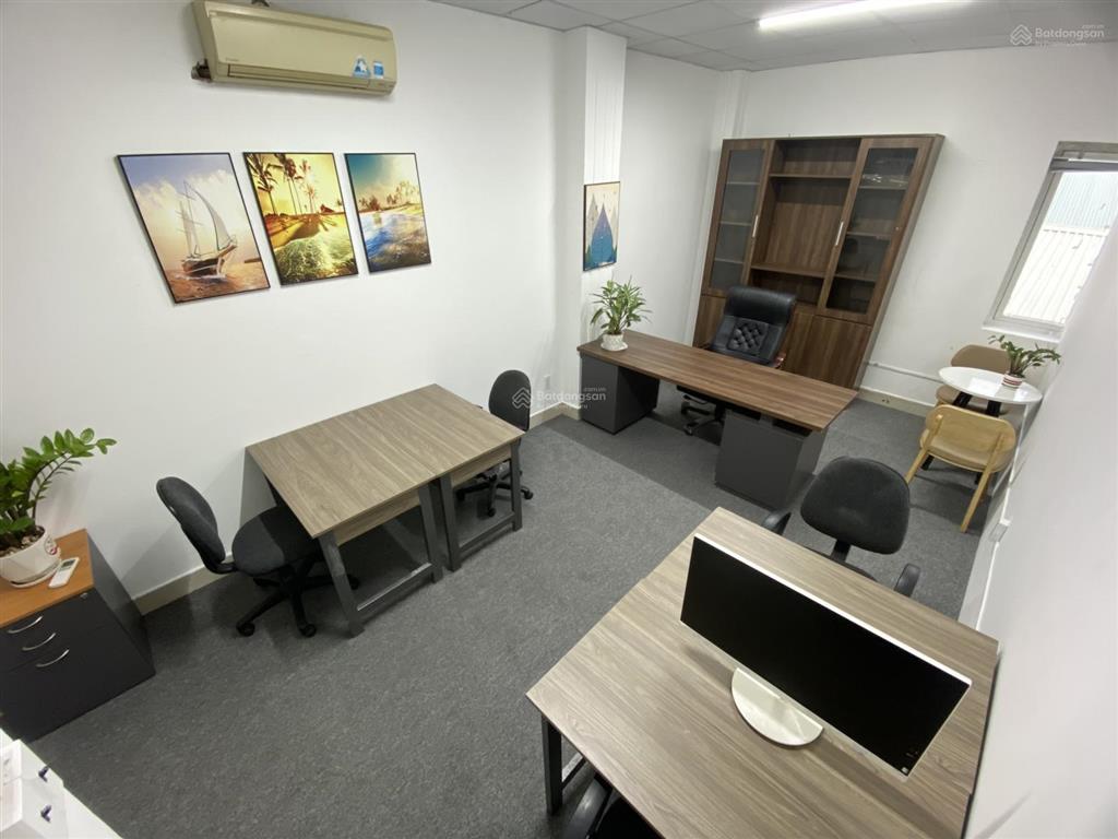 Văn phòng cho 4 người đã có sẵn bàn ghế, miễn phí đặt cọc, vào làm ngay