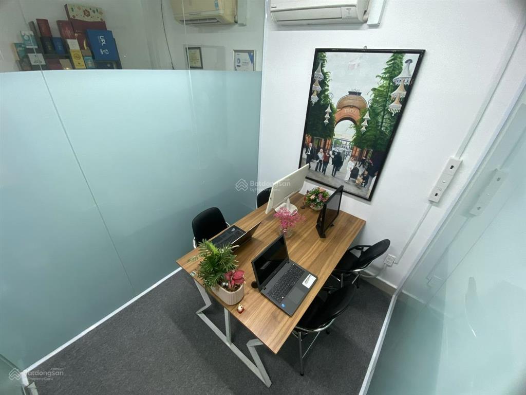 Văn phòng cho 4 người đã có sẵn bàn ghế, miễn phí đặt cọc, vào làm ngay