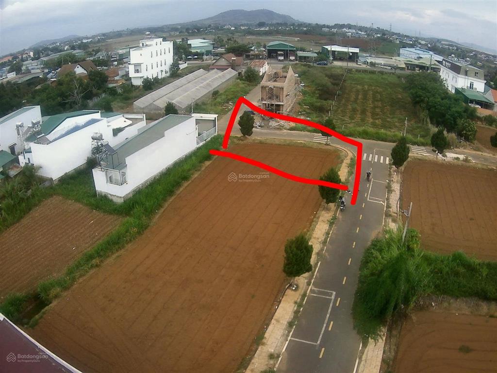  345m full thổ cư, 2 mặt tiền, ngang 12,75m nở hậu 13,5m, gần ql20 giá 4 tỷ. cách sân bay 8 km)