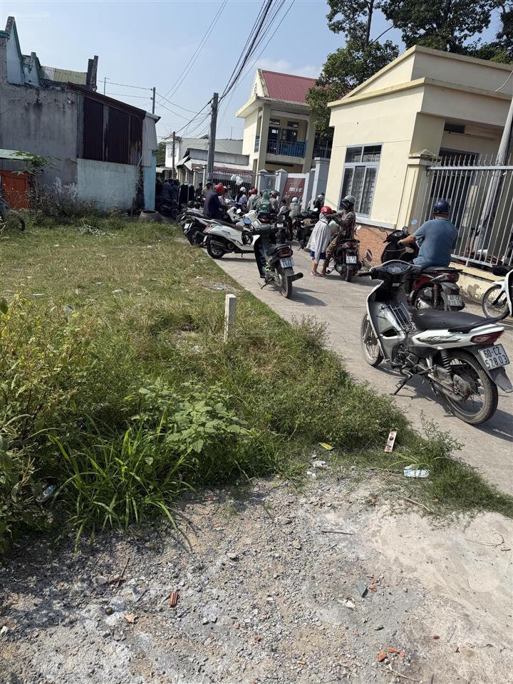 Đất nền thổ cư đối diện trường học hẻm betong xe hơi tới tận đất, 1 xẹc đường hv