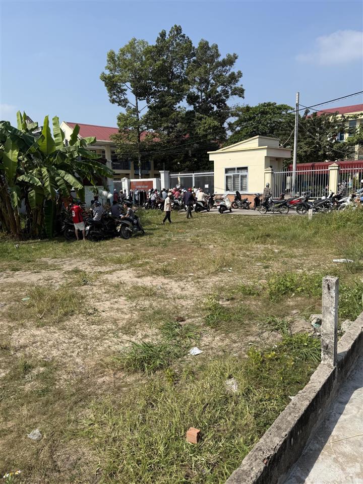 Đất nền thổ cư đối diện trường học hẻm betong xe hơi tới tận đất, 1 xẹc đường hv