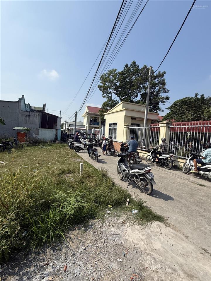 Đất nền thổ cư đối diện trường học hẻm betong xe hơi tới tận đất, 1 xẹc đường hv