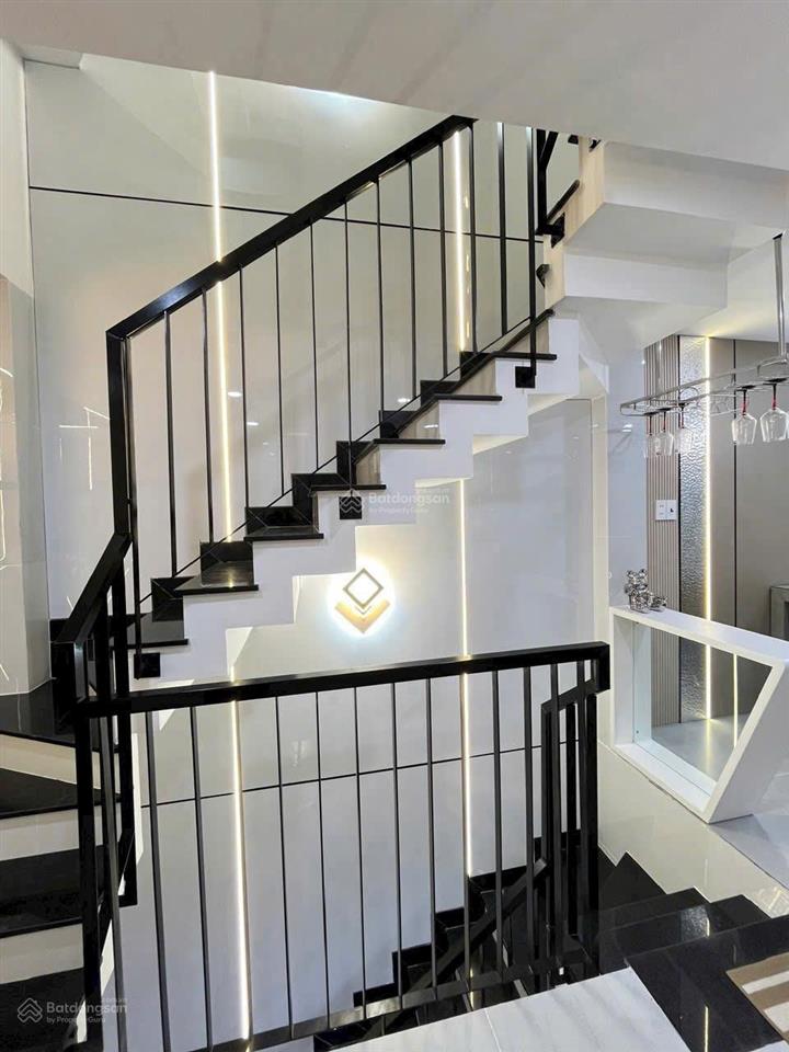 Bán nhà đẹp hxh 106 lạc long quân, p.3, quận 11  có thang máy  nhà 4 tấm rưỡi giá 8.7 tỷ