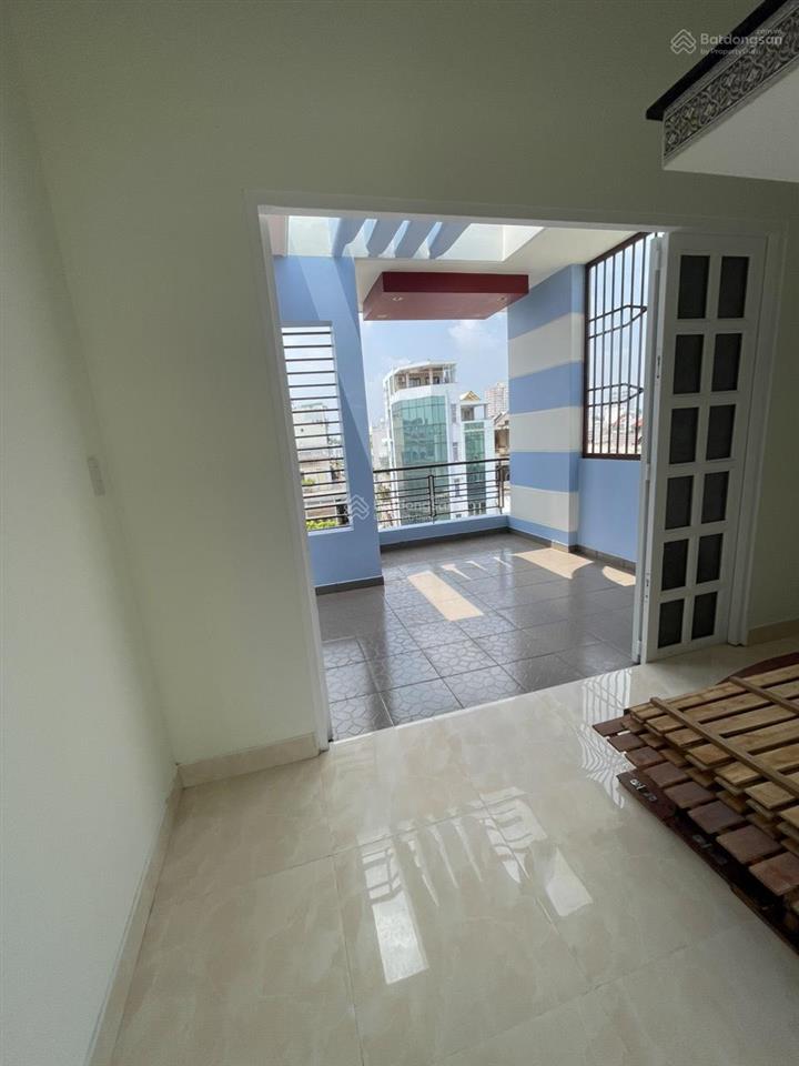 Cho thuê nhà 2 mặt tiền cmt8 khu chợ hòa hưng, quận 10, dt4x22m, trệt 4 lầu, lề rộng phù hợp kd