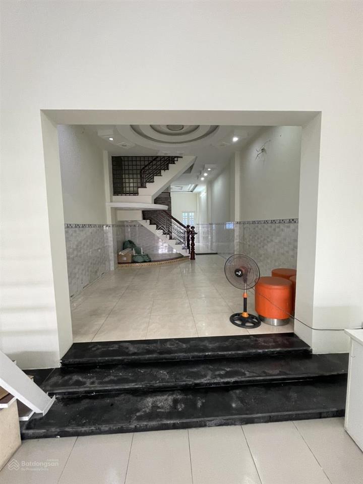 Cho thuê nhà 2 mặt tiền cmt8 khu chợ hòa hưng, quận 10, dt4x22m, trệt 4 lầu, lề rộng phù hợp kd