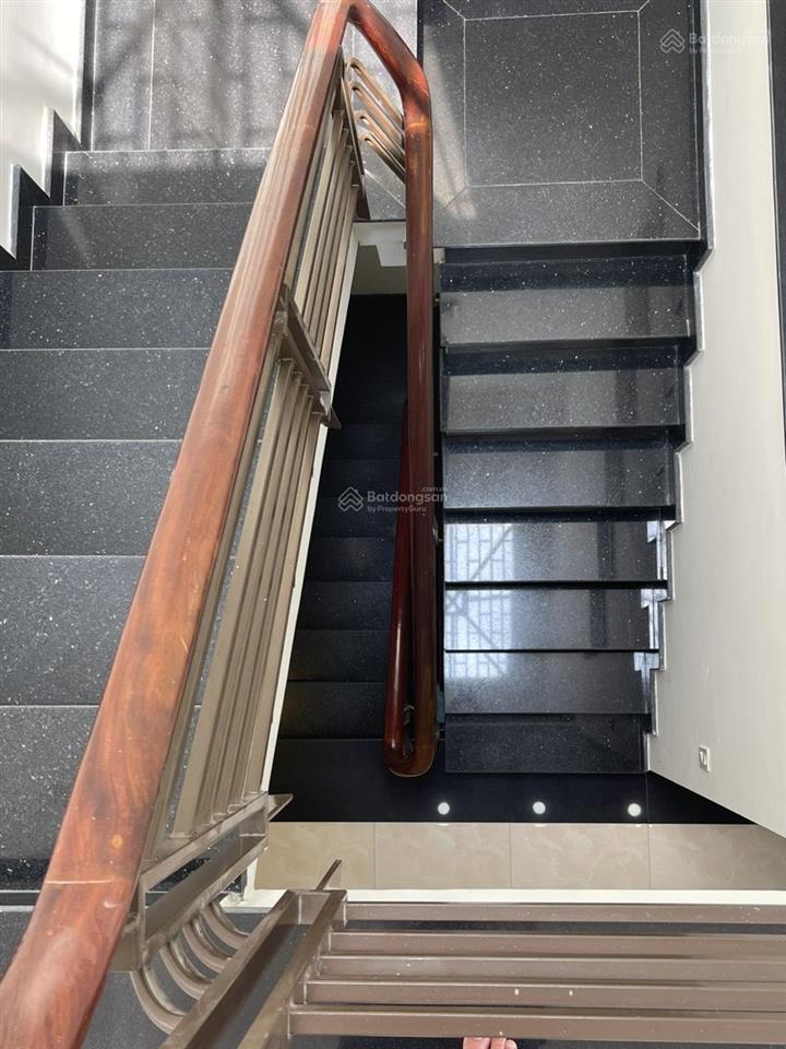 Cho thuê nhà 2 mặt tiền cmt8 khu chợ hòa hưng, quận 10, dt4x22m, trệt 4 lầu, lề rộng phù hợp kd
