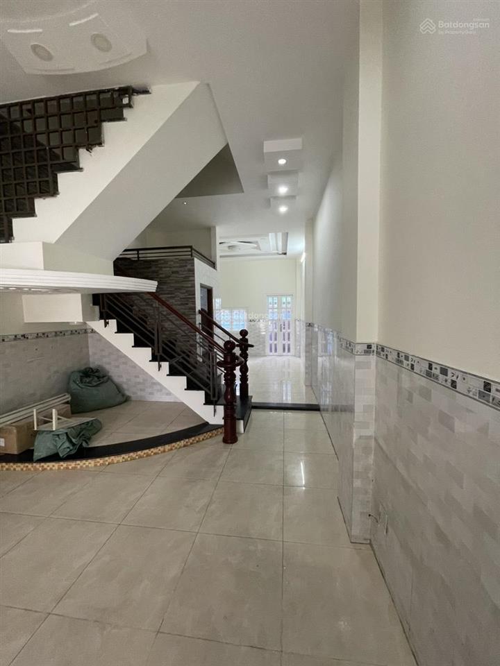 Cho thuê nhà 2 mặt tiền cmt8 khu chợ hòa hưng, quận 10, dt4x22m, trệt 4 lầu, lề rộng phù hợp kd