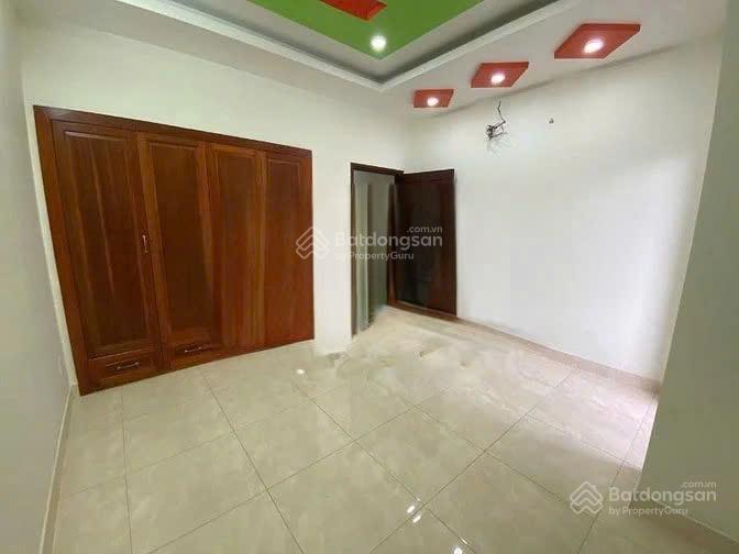 Cho thuê nhà 2 mặt tiền cmt8 khu chợ hòa hưng, quận 10, dt4x22m, trệt 4 lầu, lề rộng phù hợp kd