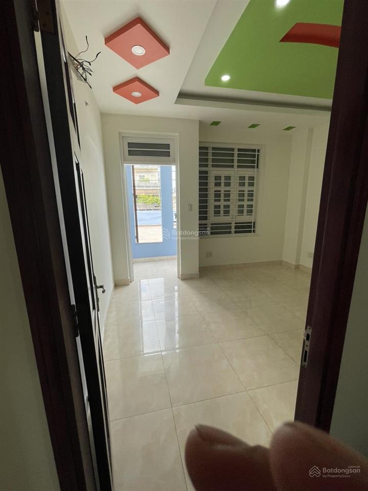 Cho thuê nhà 2 mặt tiền cmt8 khu chợ hòa hưng, quận 10, dt4x22m, trệt 4 lầu, lề rộng phù hợp kd