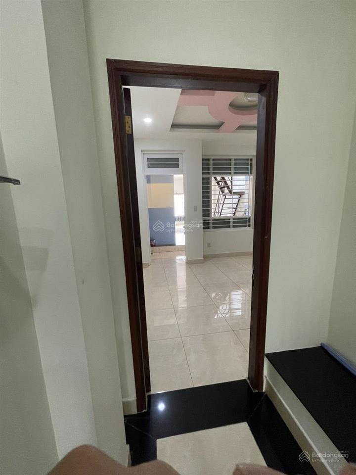 Cho thuê nhà 2 mặt tiền cmt8 khu chợ hòa hưng, quận 10, dt4x22m, trệt 4 lầu, lề rộng phù hợp kd