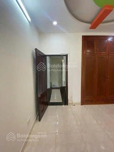 Cho thuê nhà 2 mặt tiền cmt8 khu chợ hòa hưng, quận 10, dt4x22m, trệt 4 lầu, lề rộng phù hợp kd