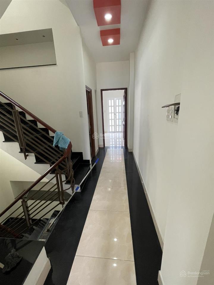 Cho thuê nhà 2 mặt tiền cmt8 khu chợ hòa hưng, quận 10, dt4x22m, trệt 4 lầu, lề rộng phù hợp kd